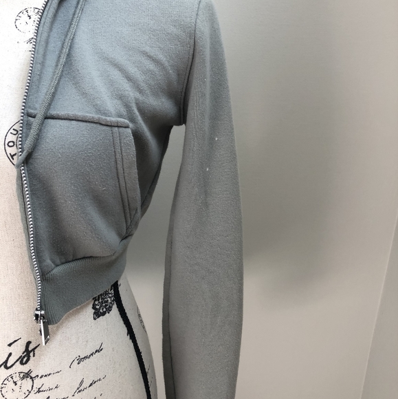 Cropped green zip up from H&M with 2 little each stains on the arm - Picture 4 of 5